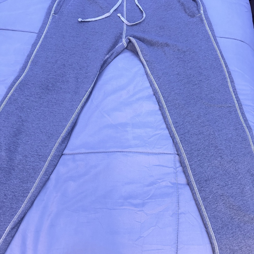 American Eagle sweatpants side pockets and a single back pocket.size large